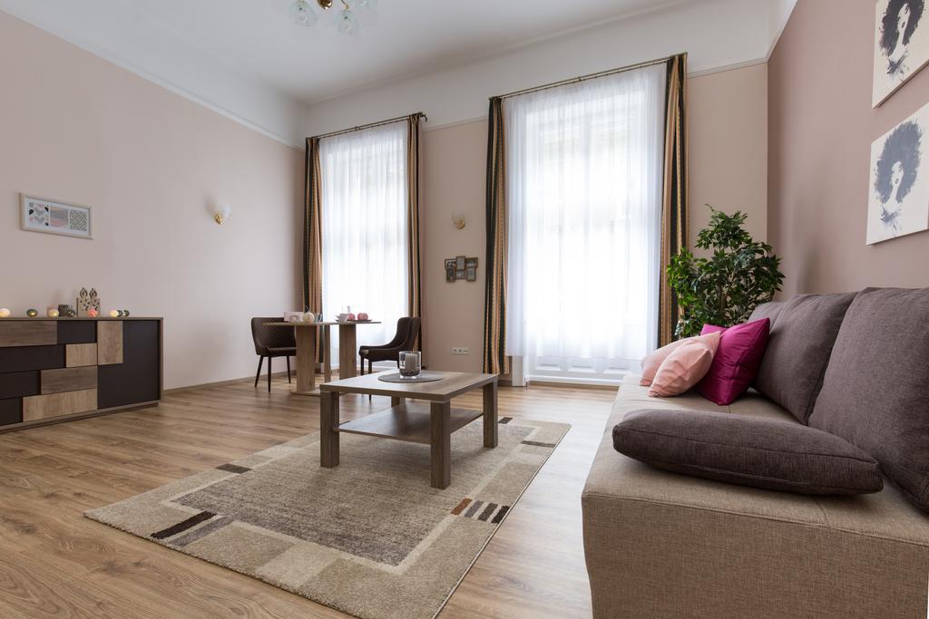 Bpm: Dob70 Classic Apartment In Downtown Budapest Bilik gambar