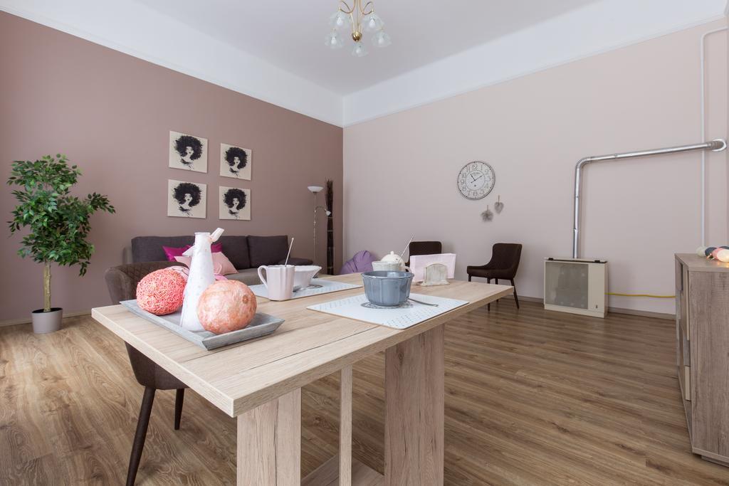 Bpm: Dob70 Classic Apartment In Downtown Budapest Bilik gambar