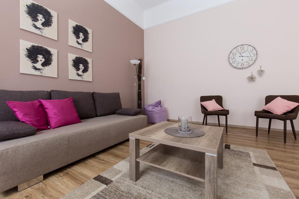 Bpm: Dob70 Classic Apartment In Downtown Budapest Bilik gambar