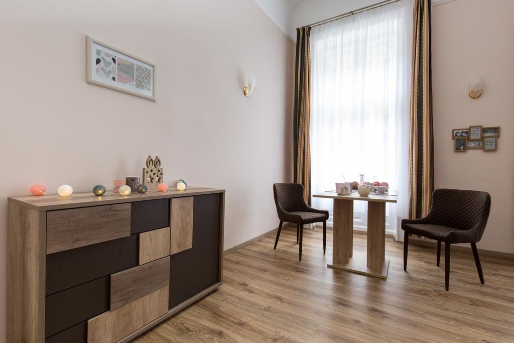 Bpm: Dob70 Classic Apartment In Downtown Budapest Bilik gambar