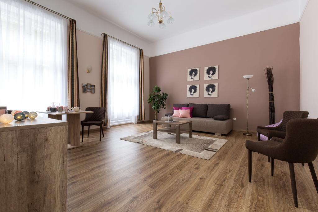 Bpm: Dob70 Classic Apartment In Downtown Budapest Bilik gambar