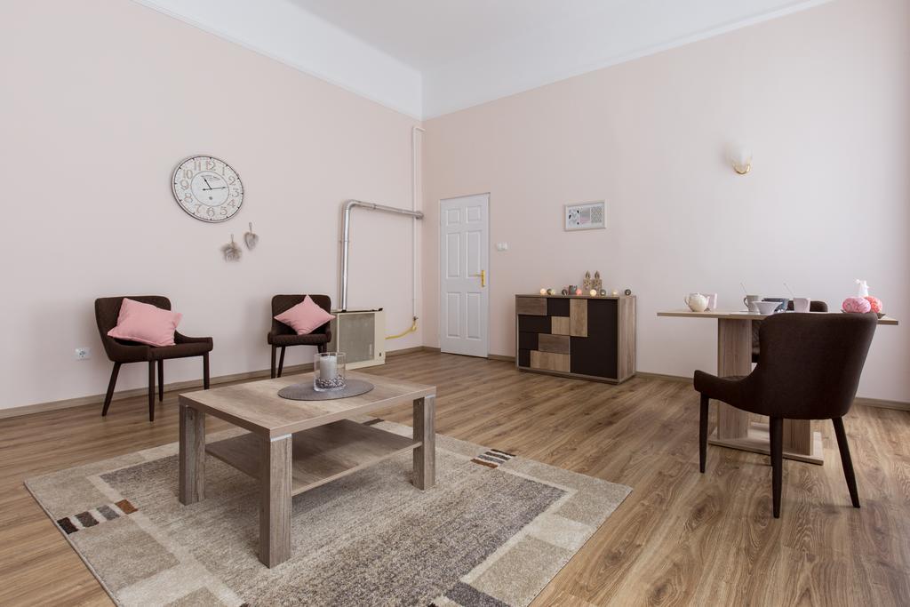Bpm: Dob70 Classic Apartment In Downtown Budapest Bilik gambar