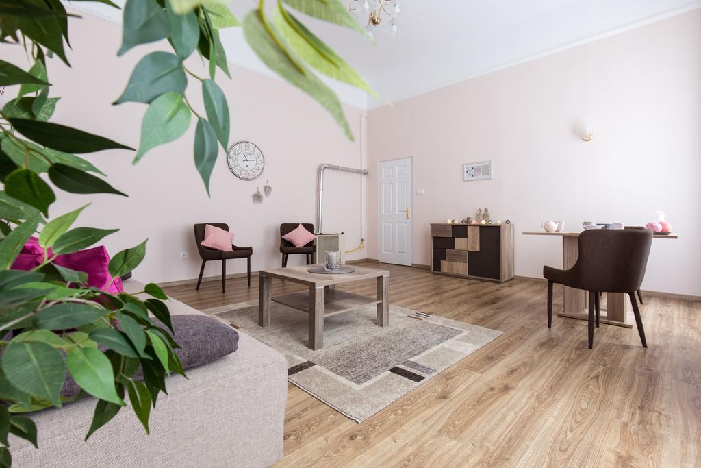 Bpm: Dob70 Classic Apartment In Downtown Budapest Bilik gambar